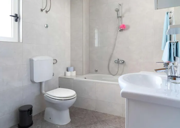 Ivana - Sea View With Garage شقة